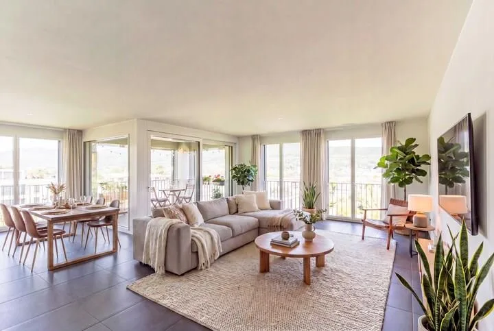MODERNE WOHNUNG MIT WEITBLICK AM STADTRAND