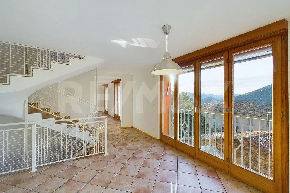 Casa singola su tre livelli con vista strepitosa - AFFITTO