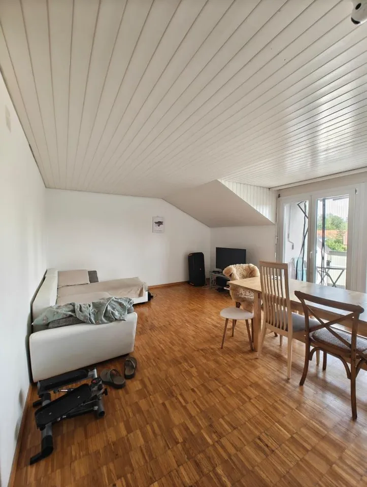 2.5-Dachzimmerwohnung im 2. Stock mit Balkon