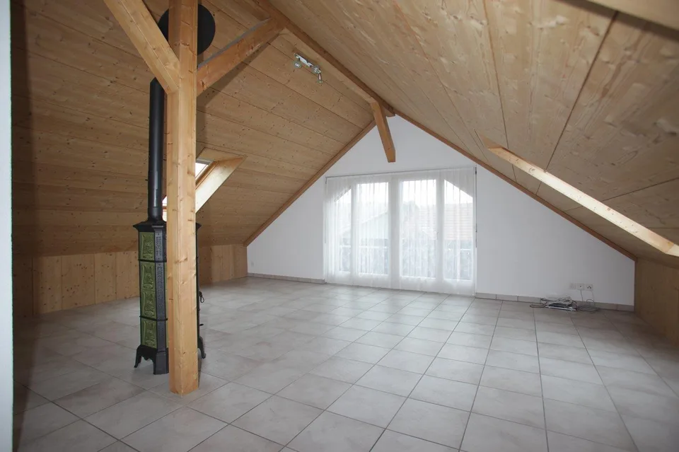1.5-Zimmer-Dachwohnung mit Kaminofen und traumhafter Bergsicht