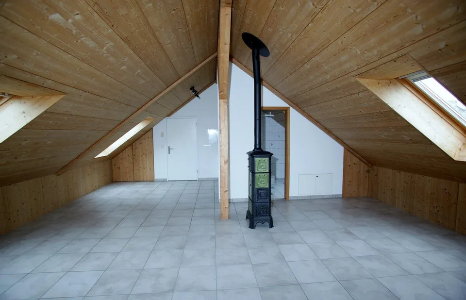 1.5-Zimmer-Dachwohnung mit Kaminofen und traumhafter Bergsicht