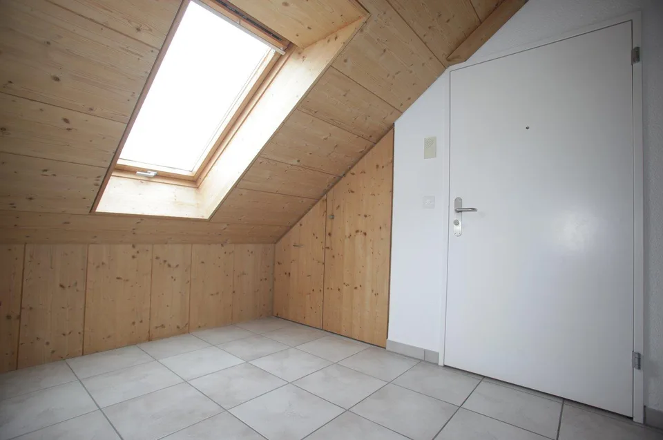 1.5-Zimmer-Dachwohnung mit Kaminofen und traumhafter Bergsicht