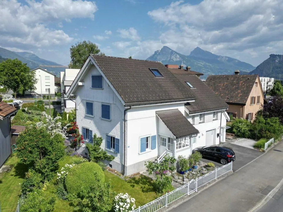 Ein vielseitiges Zuhause mit Charme - Attraktives Zweifamilienhaus ...