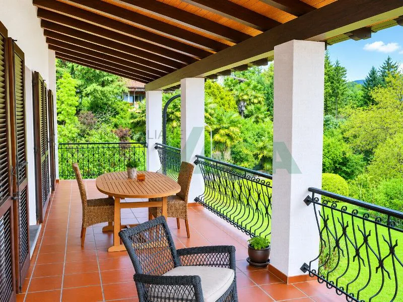 Elegante e spaziosa villa in stile mediterraneo con grande terreno – Foto 7 von 26