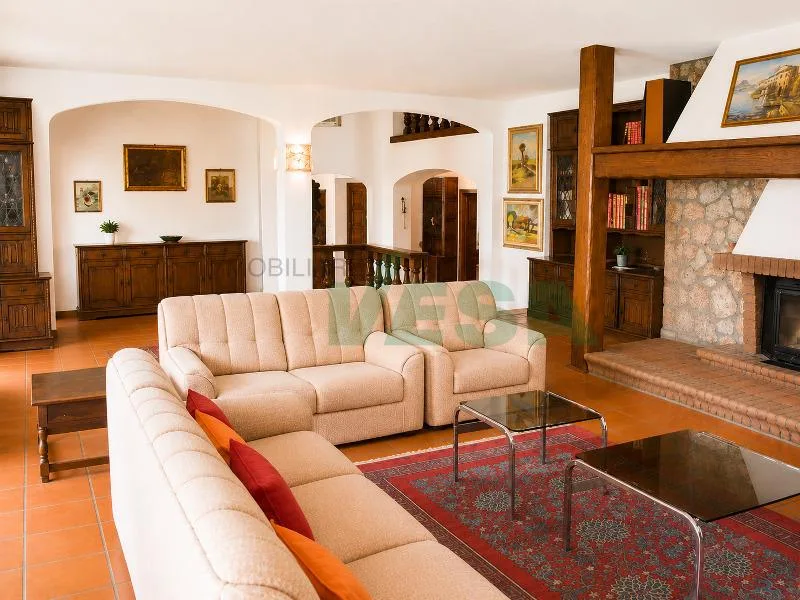 Elegante e spaziosa villa in stile mediterraneo con grande terreno