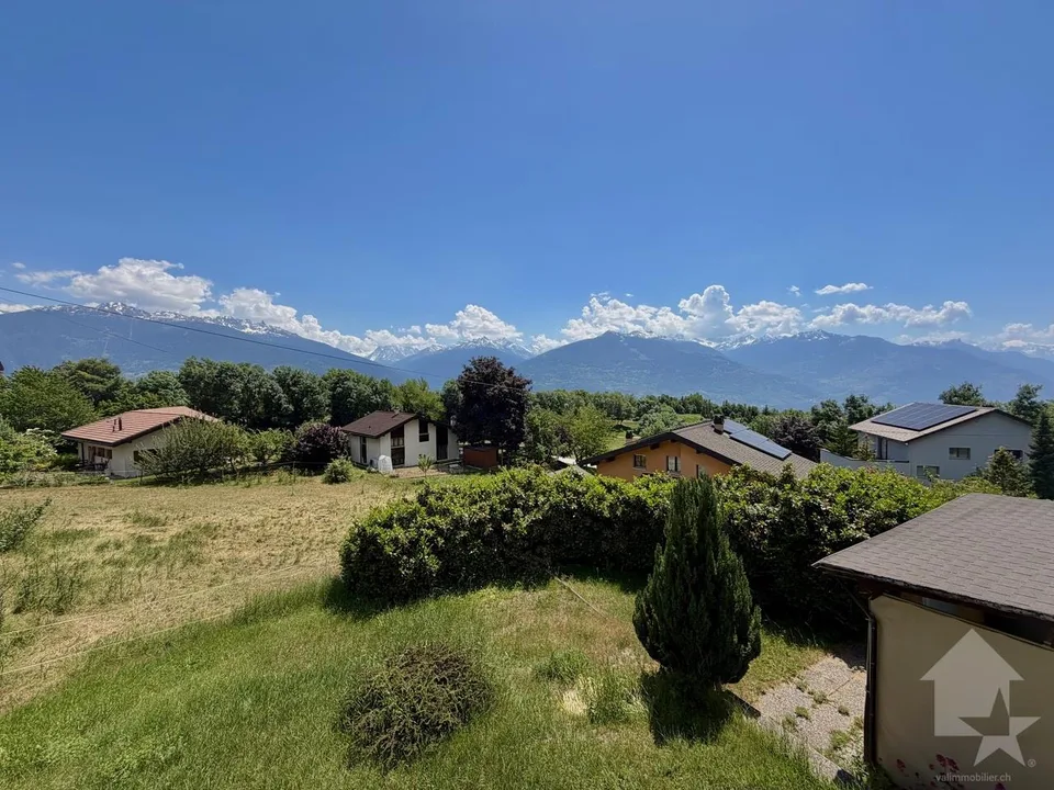 Real estate lot, house + buildable plots!