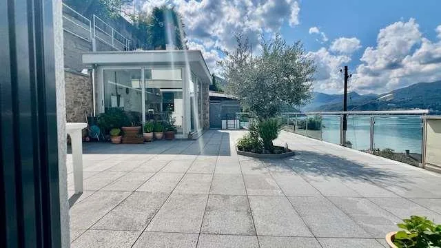 Moderne Villa mit atemberaubendem Seeblick und Pool – Foto 12 von 13