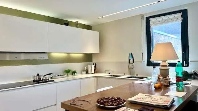 Moderne Villa mit atemberaubendem Seeblick und Pool – Foto 6 von 13