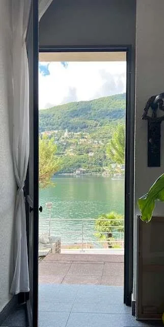 Villa moderna con piscina vista lago mozzafiato