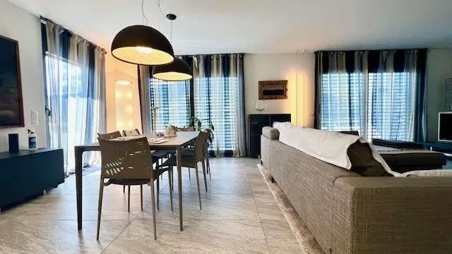 Moderne Villa mit atemberaubendem Seeblick und Pool – Foto 10 von 13