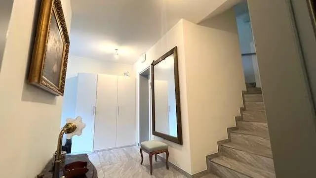 Villa moderna con piscina vista lago mozzafiato