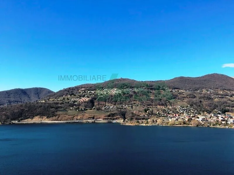 Splendido attico di 4,5 locali con spettacolare vista lago