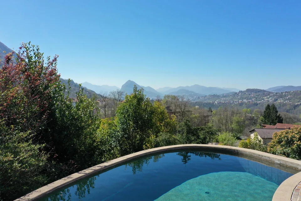 Villa architecturalement exclusive avec vue panoramique dans le Luganese