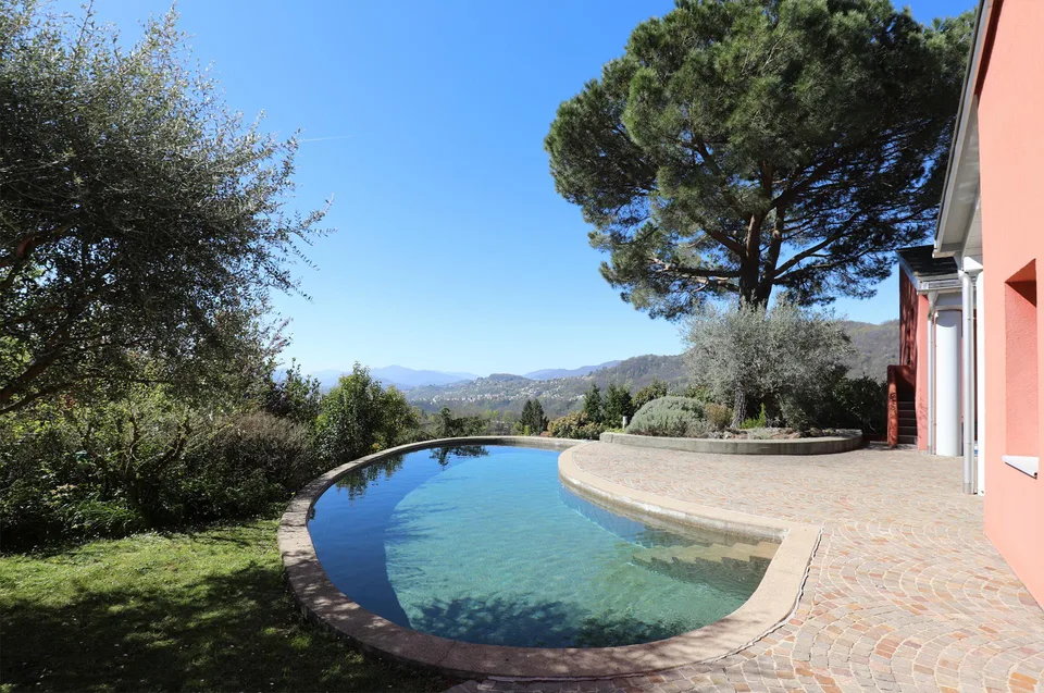 Villa architecturalement exclusive avec vue panoramique dans le Luganese