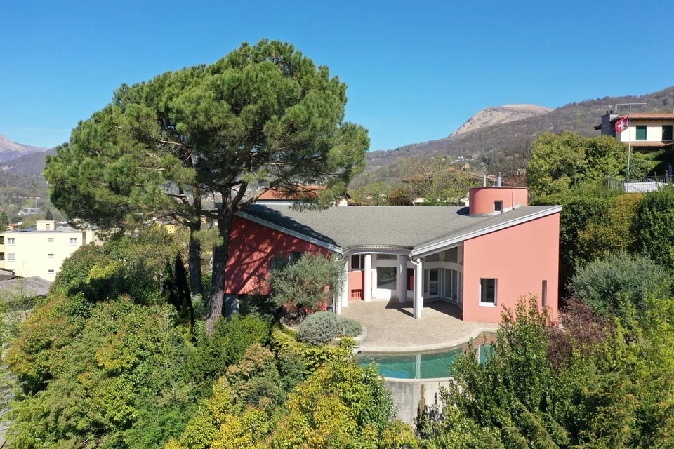 Villa architecturalement exclusive avec vue panoramique dans le Luganese