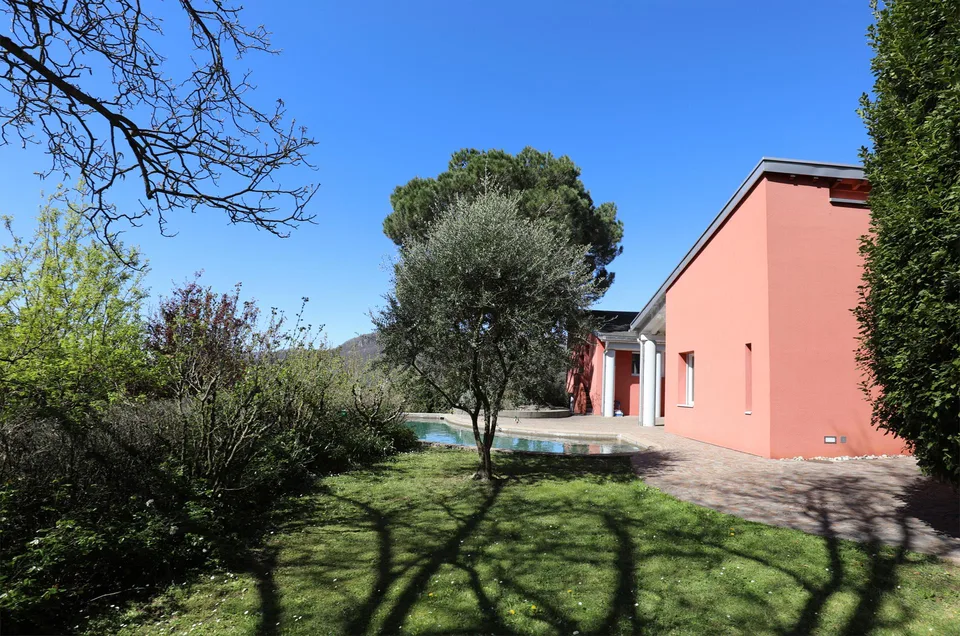 Villa architecturalement exclusive avec vue panoramique dans le Luganese