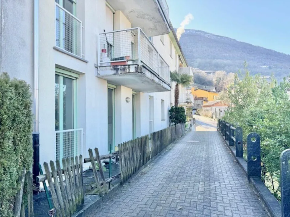 ZU VERKAUFEN IN CADENAZZO - 2.5 ZIMMERWOHNUNG IM PARTERRE MIT BALKON
