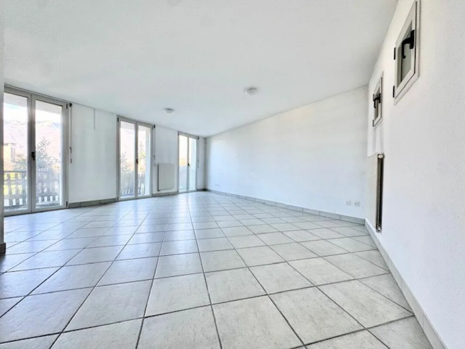 VENDESI A CADENAZZO - APPARTAMENTO DI 2.5 LOCALI AL PT CON TERRAZZO