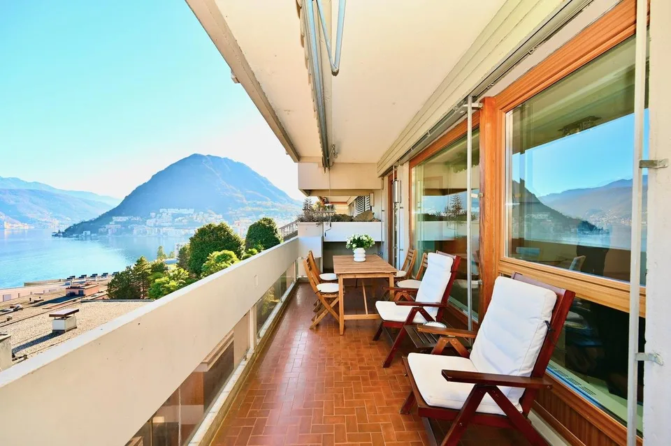 Elegante Appartamento con Vista Lago Mozzafiato a Lugano