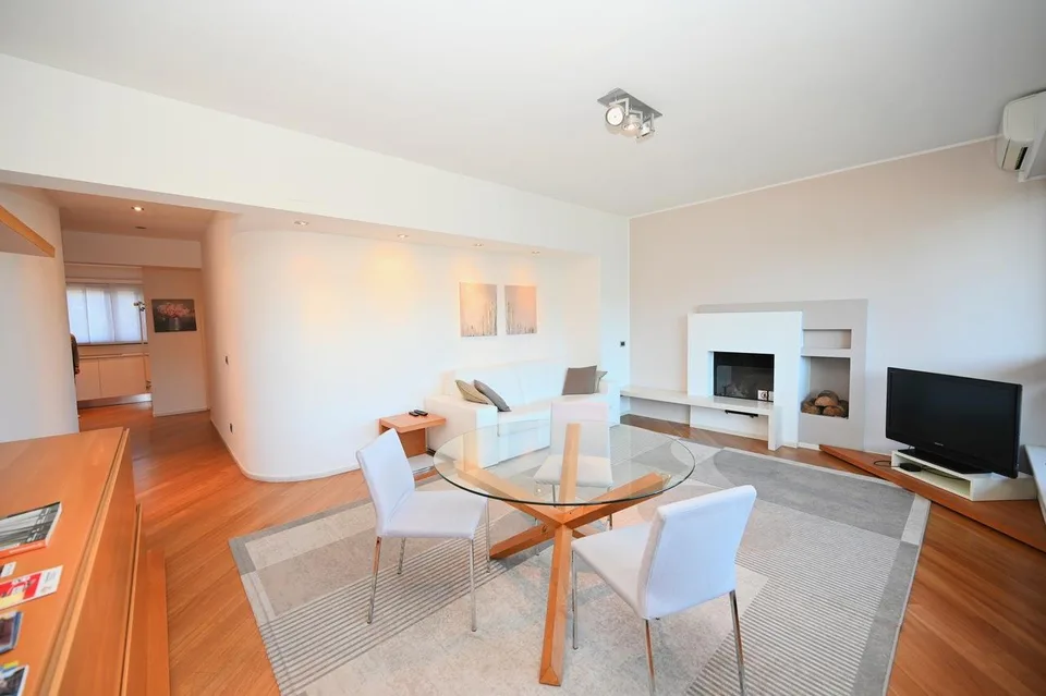Elegante Appartamento con Vista Lago Mozzafiato a Lugano