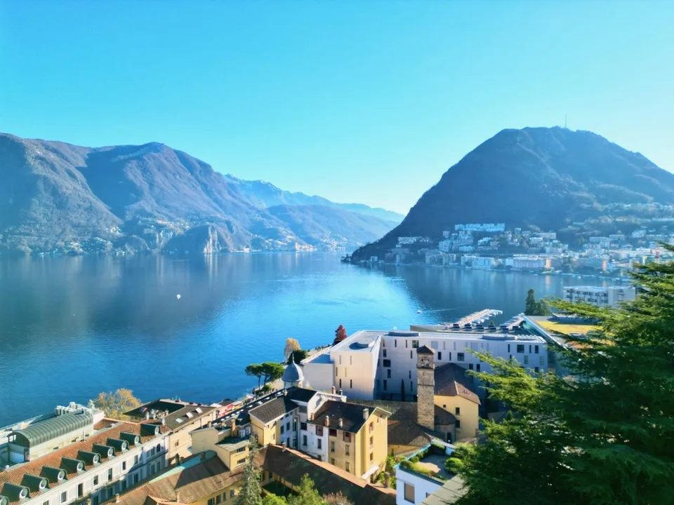 Elegante Appartamento con Vista Lago Mozzafiato a Lugano