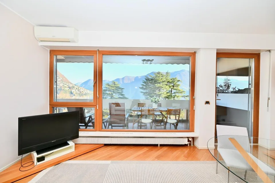 Elegante Appartamento con Vista Lago Mozzafiato a Lugano