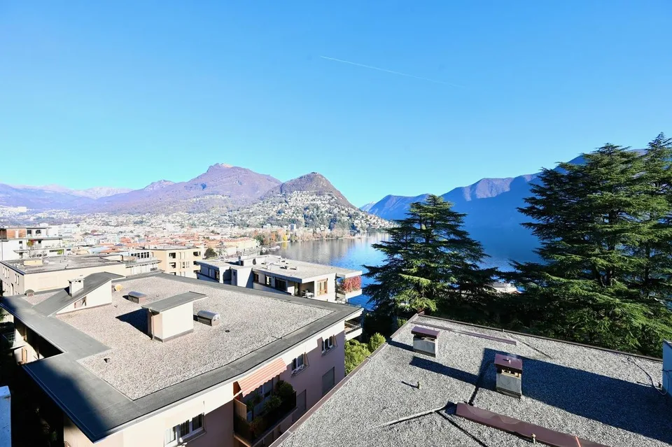 Elegante Appartamento con Vista Lago Mozzafiato a Lugano