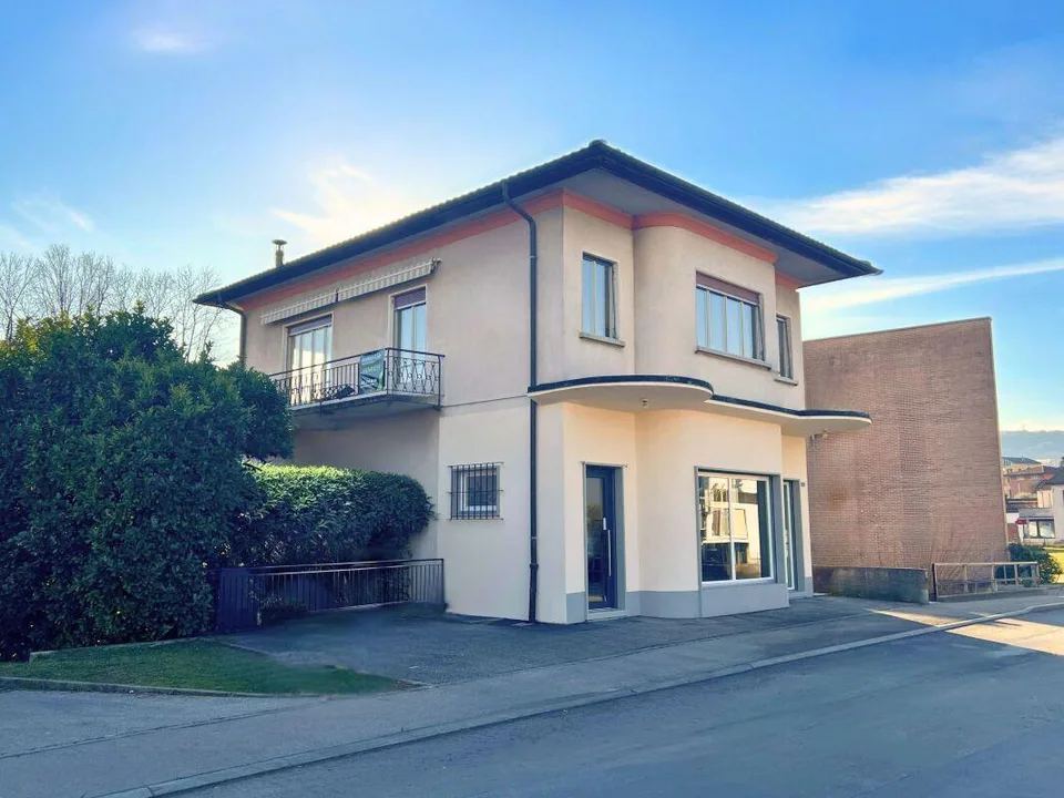 Ampia proprietà residenziale-commerciale con giardino