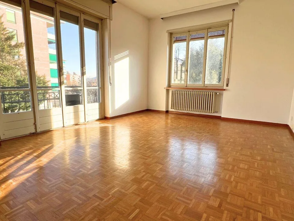 Ampia proprietà residenziale-commerciale con giardino