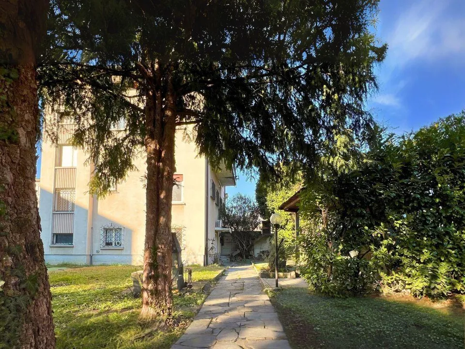 Ampia proprietà residenziale-commerciale con giardino