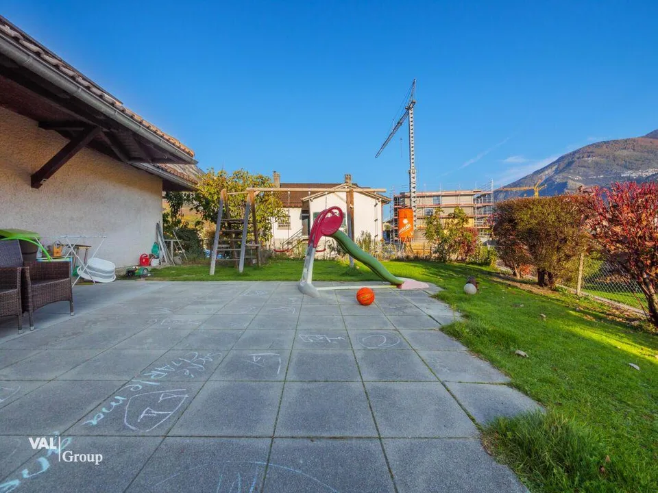 Magnifica villa con giardino, che offre una configurazione ideale per due unità