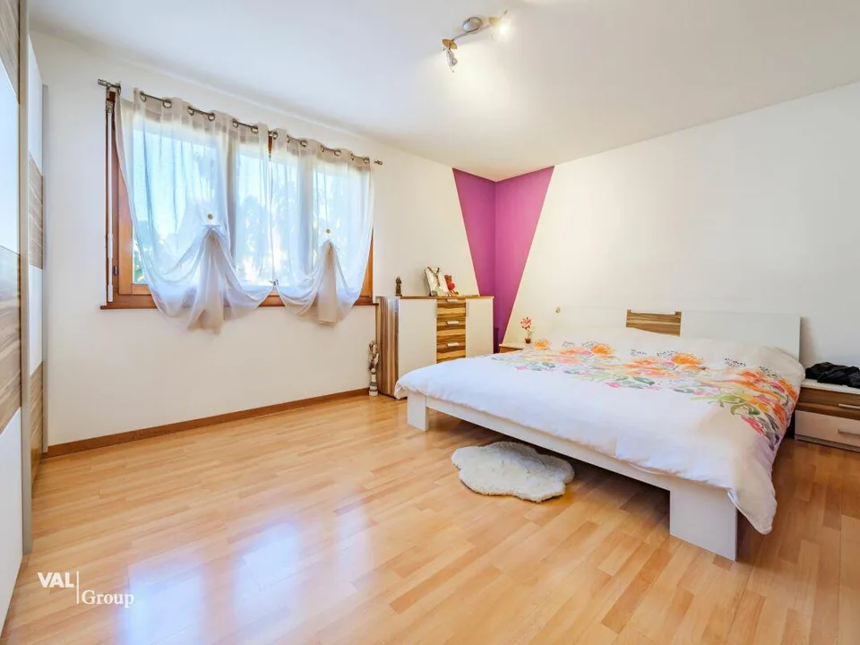 Magnifica villa con giardino, che offre una configurazione ideale per due unità