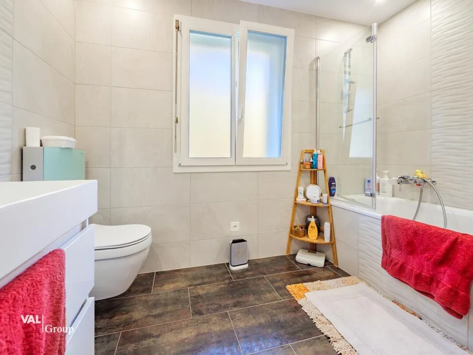 Magnifica villa con giardino, che offre una configurazione ideale per due unità