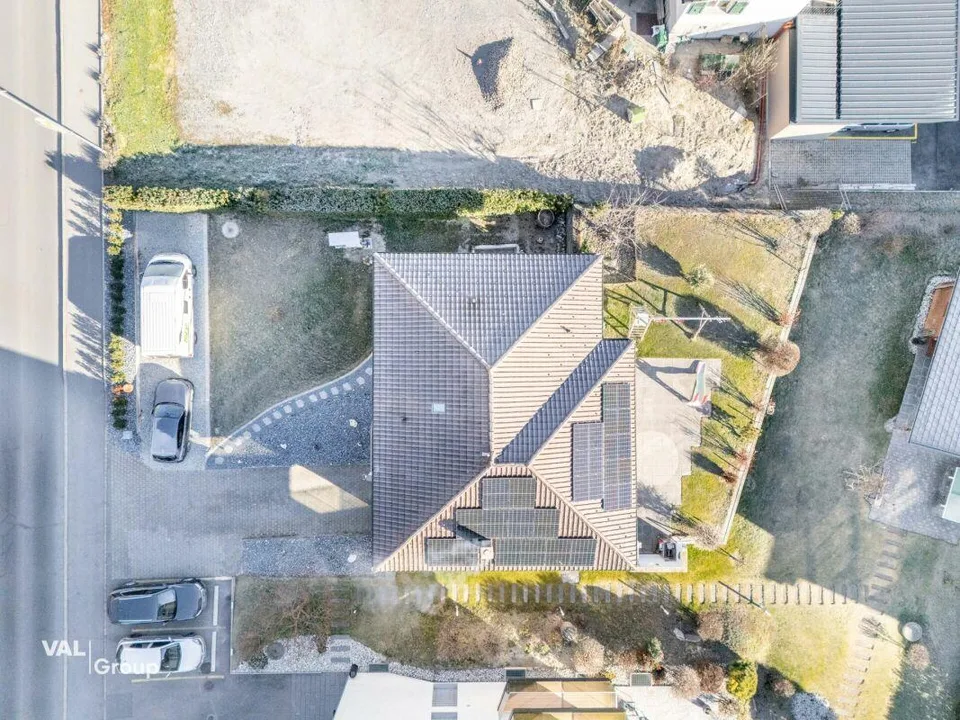 Magnifica villa con giardino, che offre una configurazione ideale per due unità