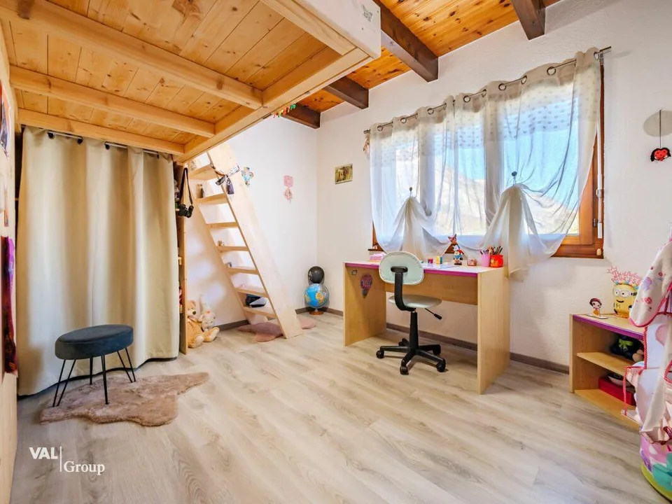 Magnifica villa con giardino, che offre una configurazione ideale per due unità