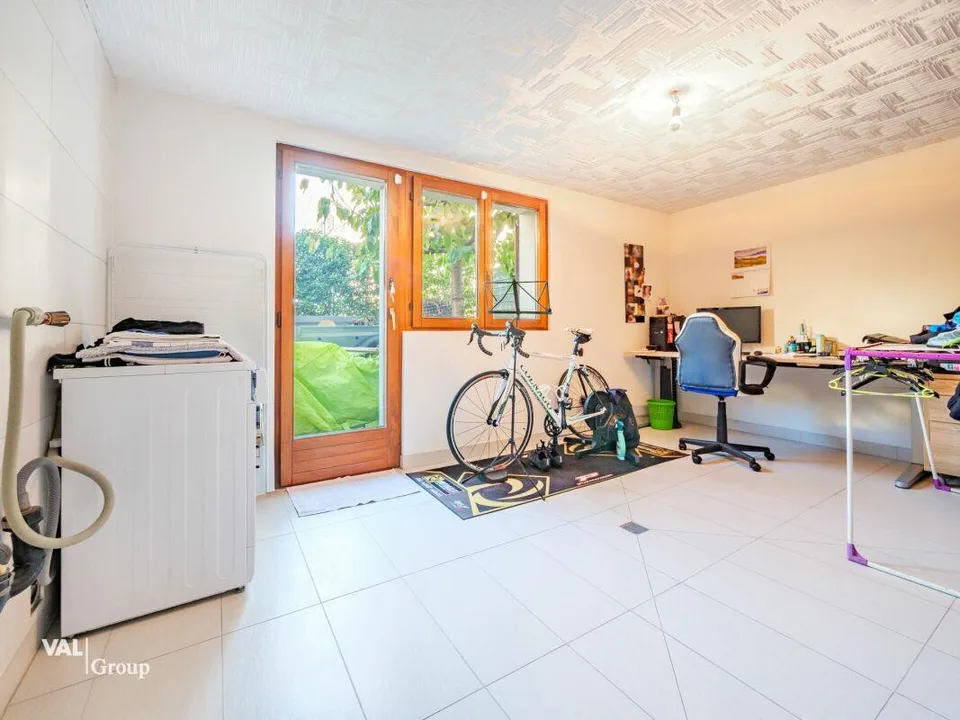 Magnifica villa con giardino, che offre una configurazione ideale per due unità