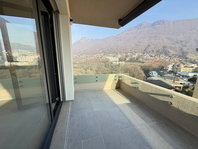APPARTEMENT ATTIQUE 4.5 PIÈCES AVEC VUE SUR LE LAC DANS UNE ELEGANTE PALAZZINA