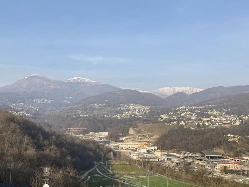 APPARTEMENT ATTIQUE 4.5 PIÈCES AVEC VUE SUR LE LAC DANS UNE ELEGANTE PALAZZINA