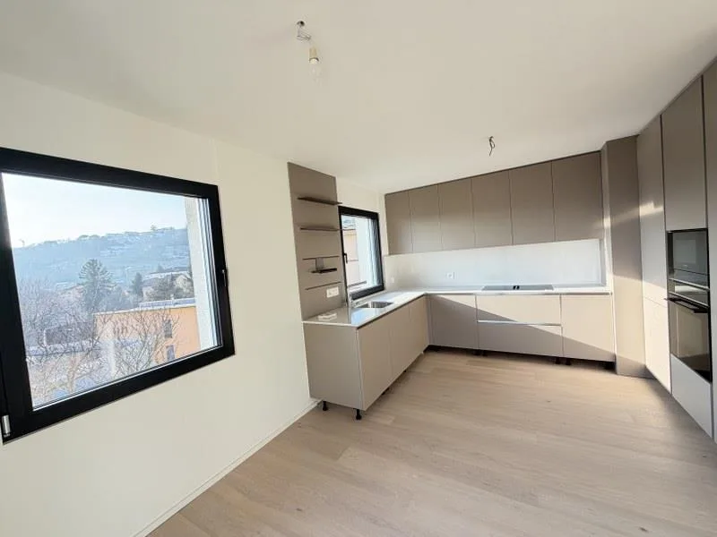 APPARTEMENT ATTIQUE 4.5 PIÈCES AVEC VUE SUR LE LAC DANS UNE ELEGANTE PALAZZINA