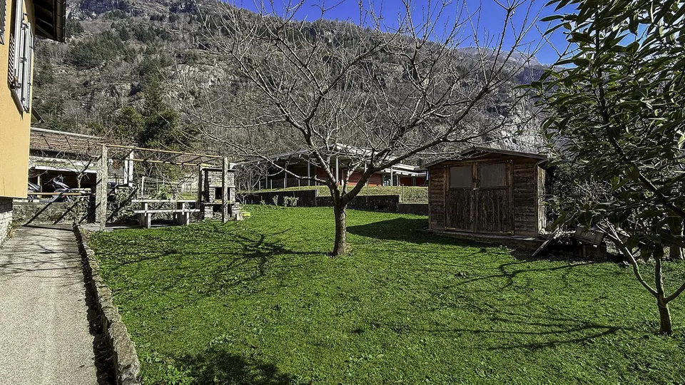Casa unifamiliare con grande giardino