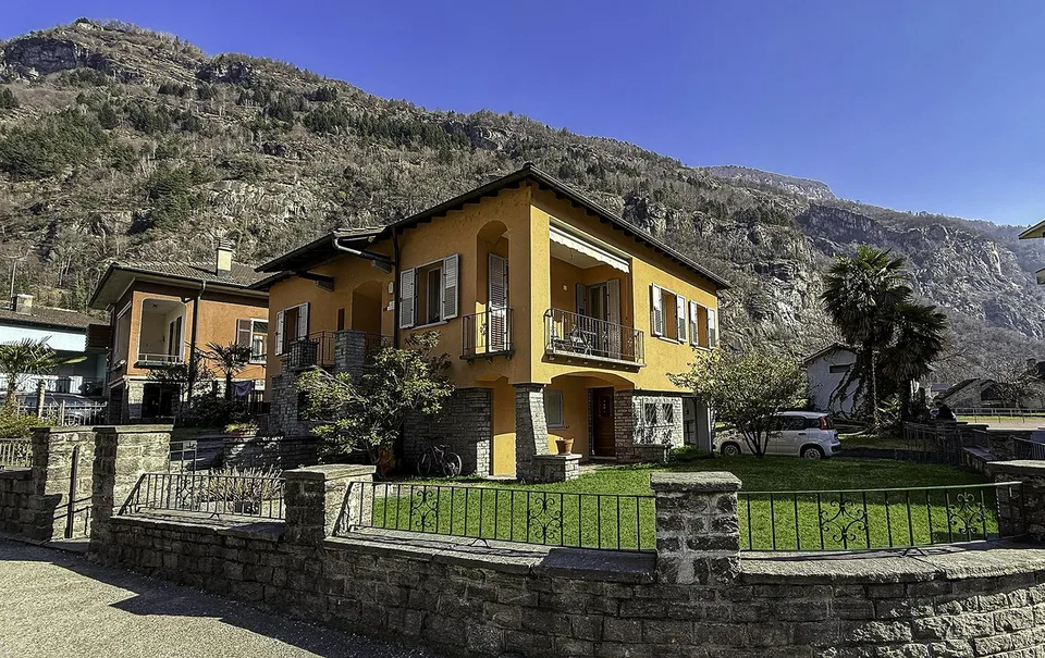 Casa unifamiliare con grande giardino