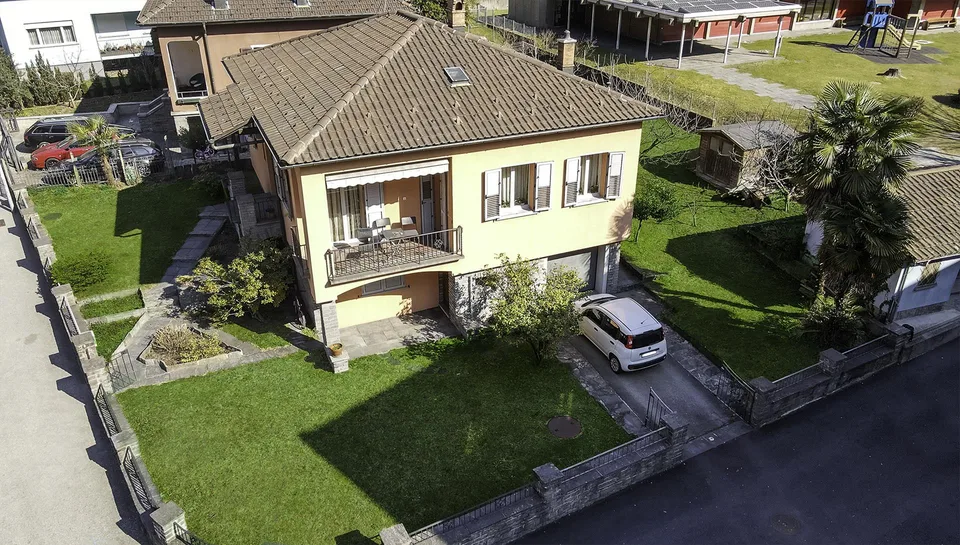 Casa unifamiliare con grande giardino