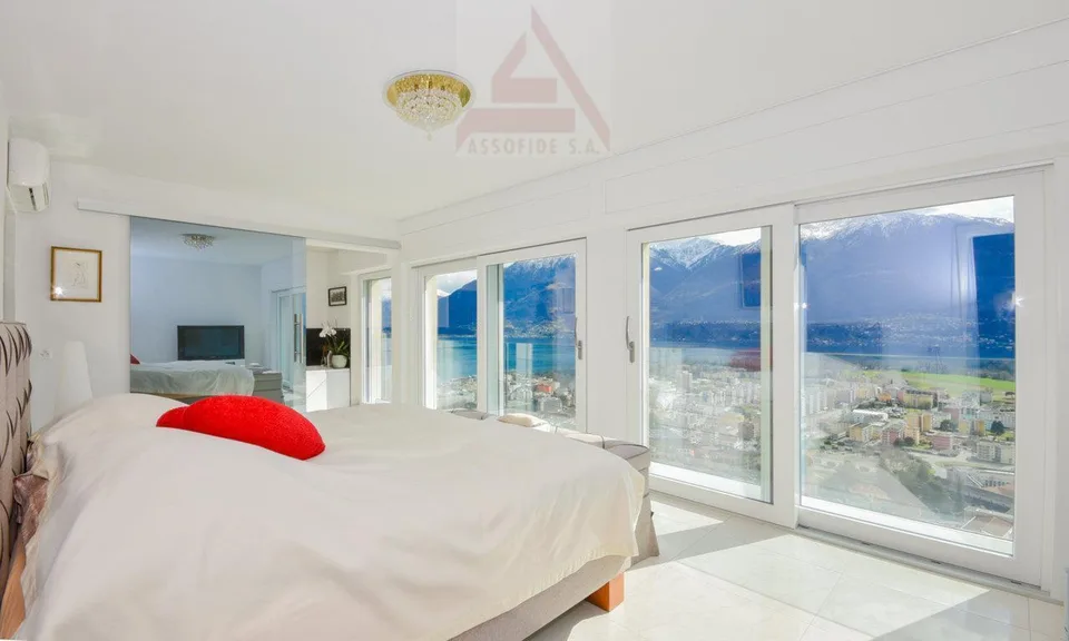 5.5-Zimmer-Haus mit Pool und Seeblick / Casa di 5.5 locali con piscina