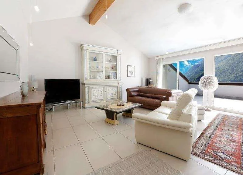 MELANO: SPLENDIDO ATTICO 270 mq  VISTA LAGO