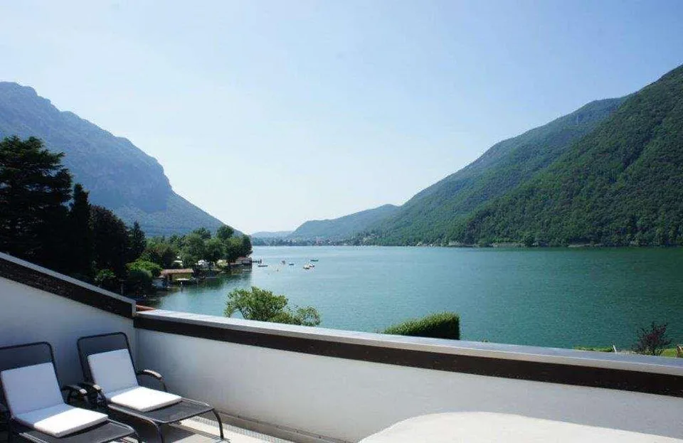 MELANO: SPLENDIDO ATTICO 270 mq  VISTA LAGO