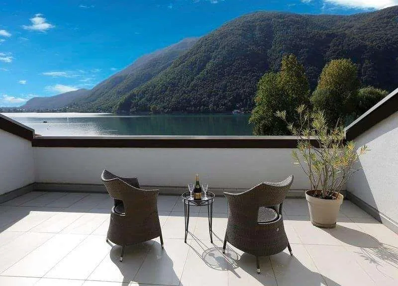 MELANO: SPLENDIDO ATTICO 270 mq  VISTA LAGO