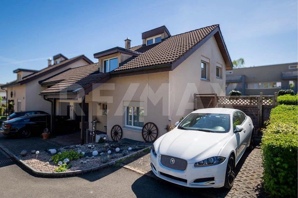 Casa angolare ad Anglikon: 5,5 locali con giardino