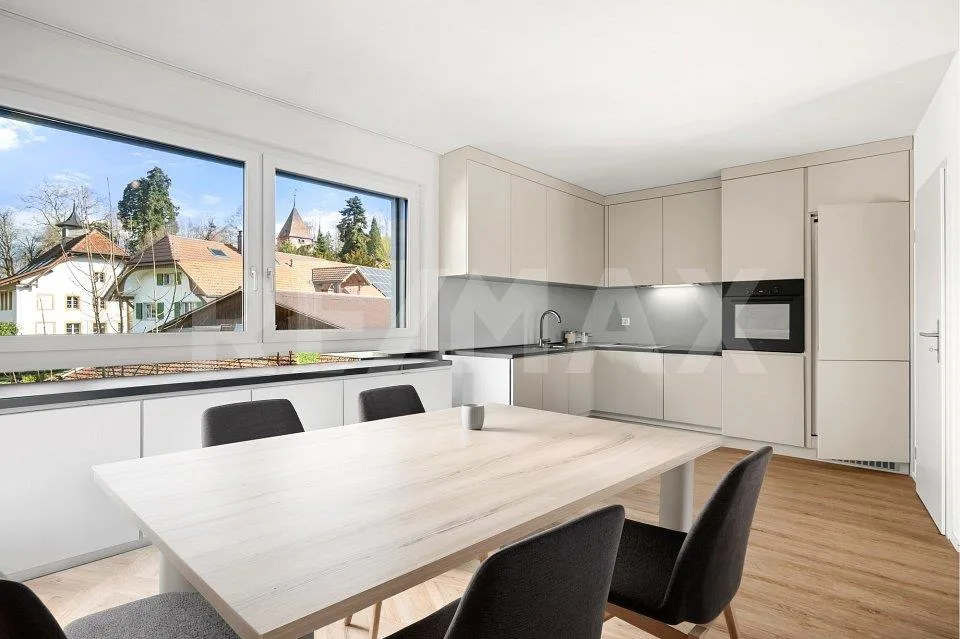 Casa unifamiliare moderna a Münchenwiler / Murten