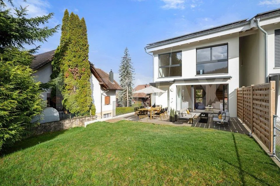Casa unifamiliare moderna a Münchenwiler / Murten