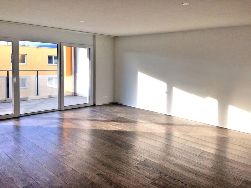 Moderne, helle Wohnung - grosse Terrasse mit Abendsonne!